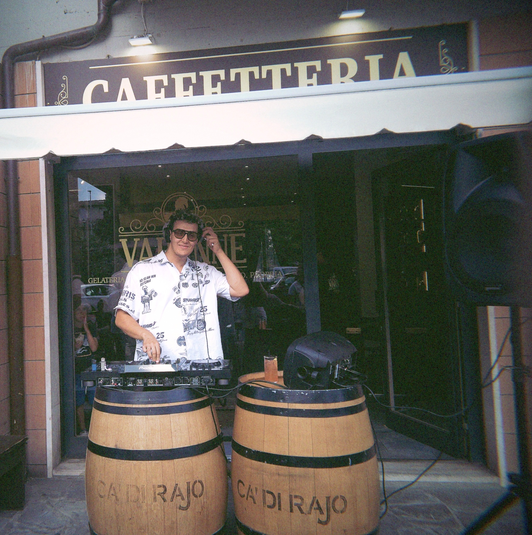 Un DJ FRESCO. seleziona un vinile