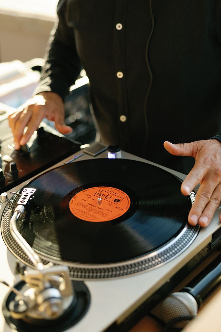 Mano che posa un vinile
