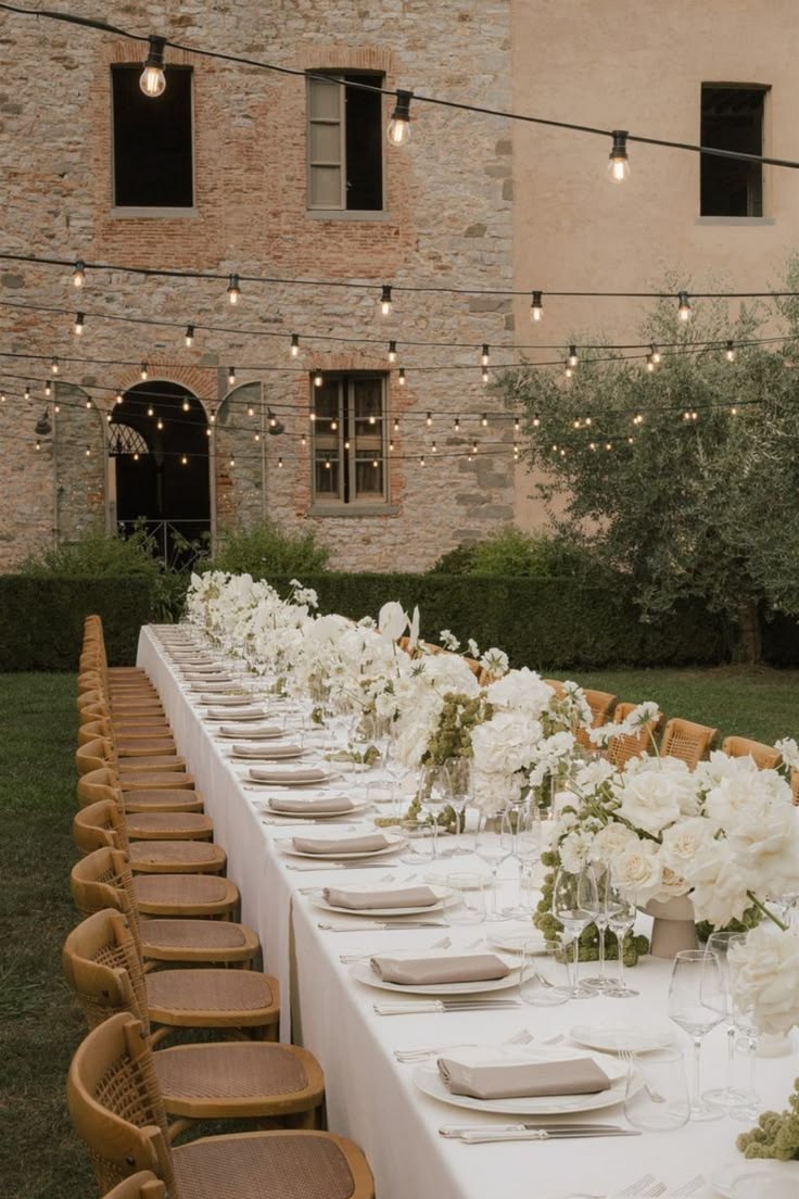 Tavolo imperiale in villa toscana